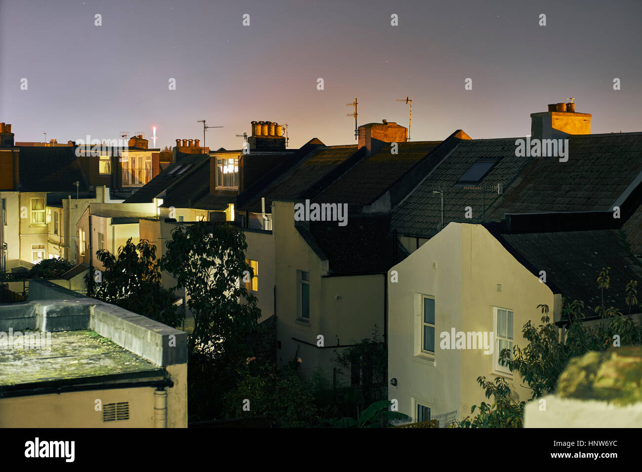 Portrait d'une rangée de toits de maison mitoyenne dans la nuit, Brighton, East Sussex, Angleterre Banque D'Images