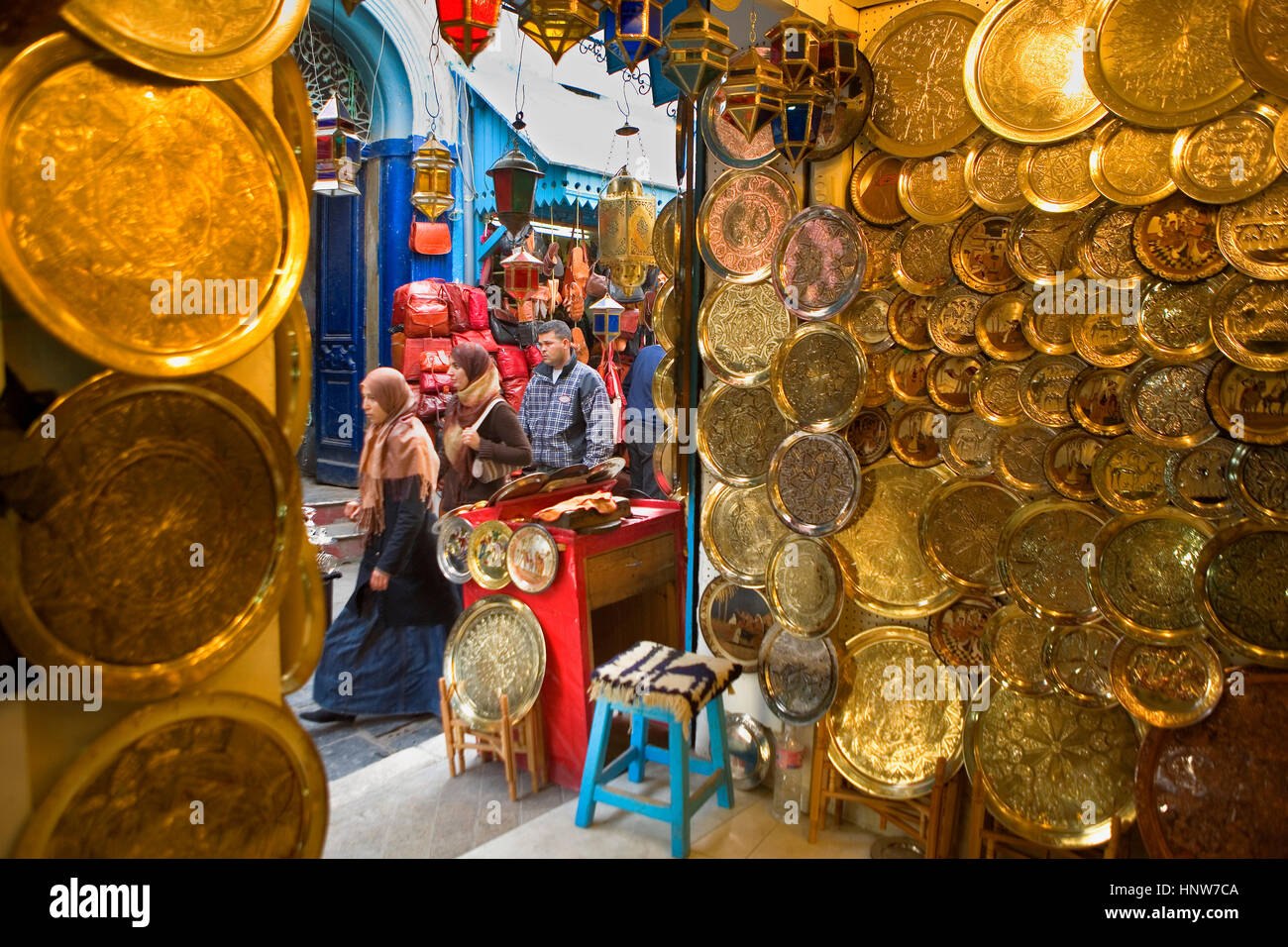 Tunisie : Ville de Tunis.Medina.Artisanat laiton, dans la rue Jamaa Zitouna  Photo Stock - Alamy