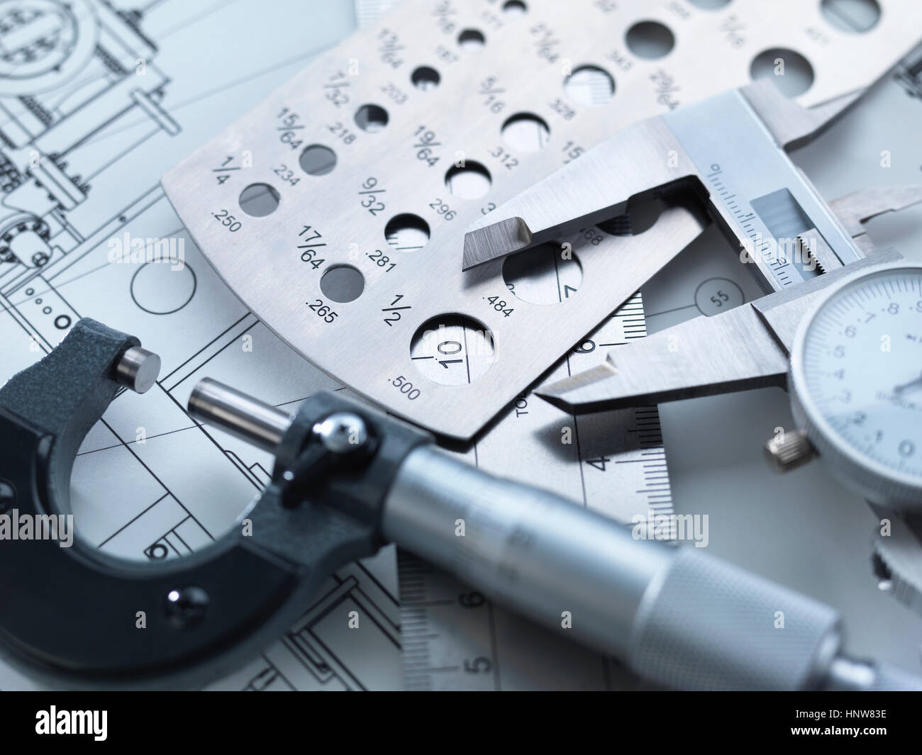 La mesure directe de l'ingénierie, étriers assis sur une règle en acier avec micromètre et les plans d'ingénierie Banque D'Images