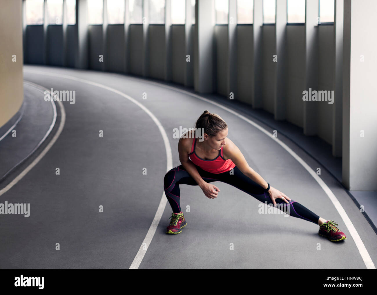 Woman, stretching en environnement urbain Banque D'Images