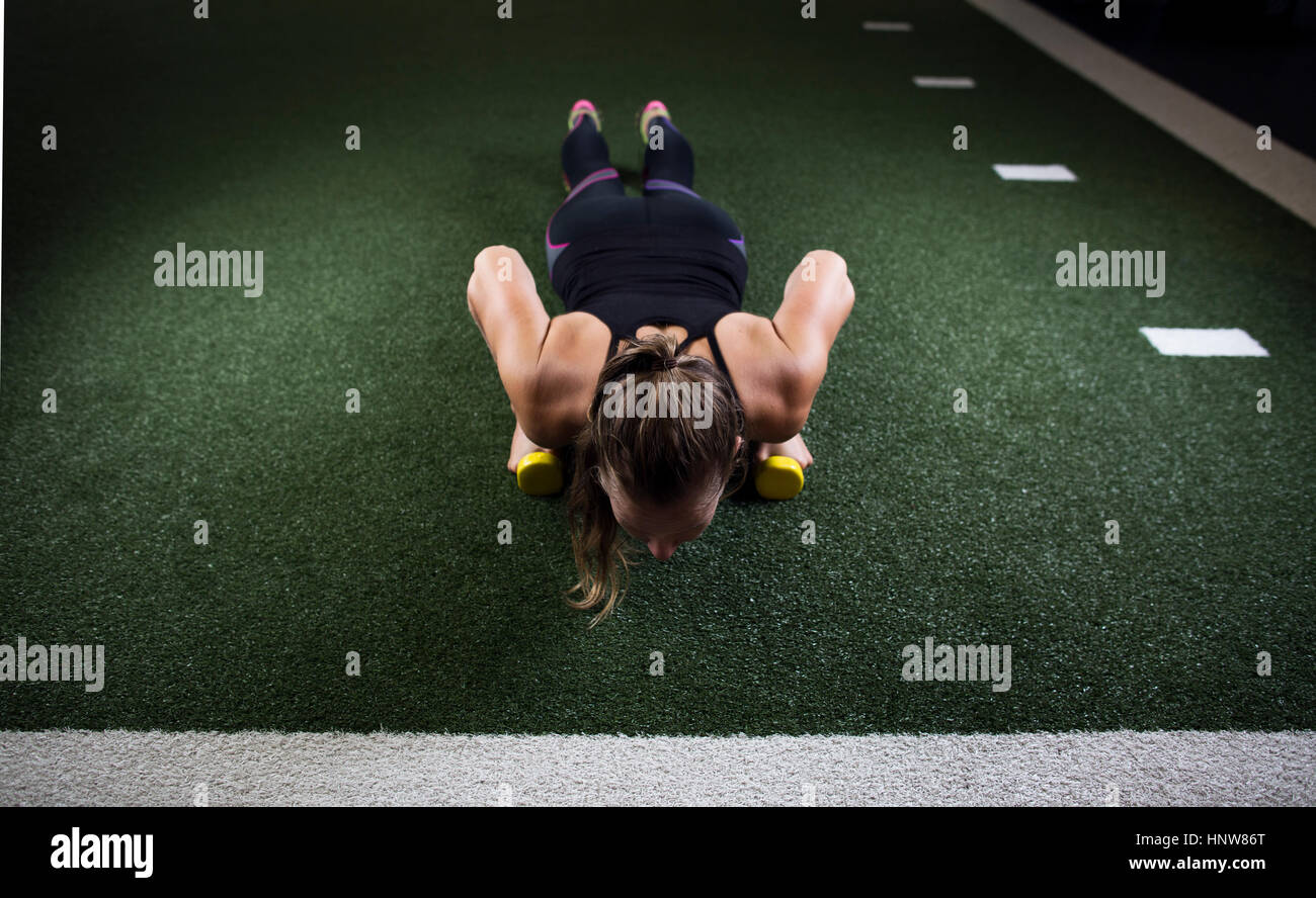Femme exerçant dans l'environnement urbain Banque D'Images