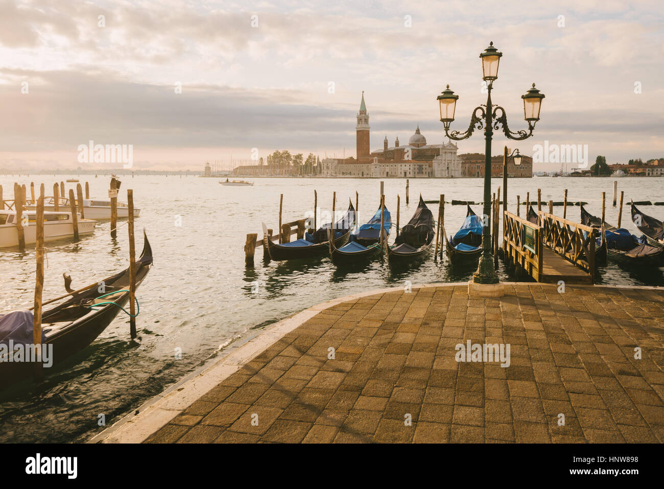 Gondoles de Grand Canal, l'île de San Giorgio Maggiore en arrière-plan, Venise, Italie Banque D'Images