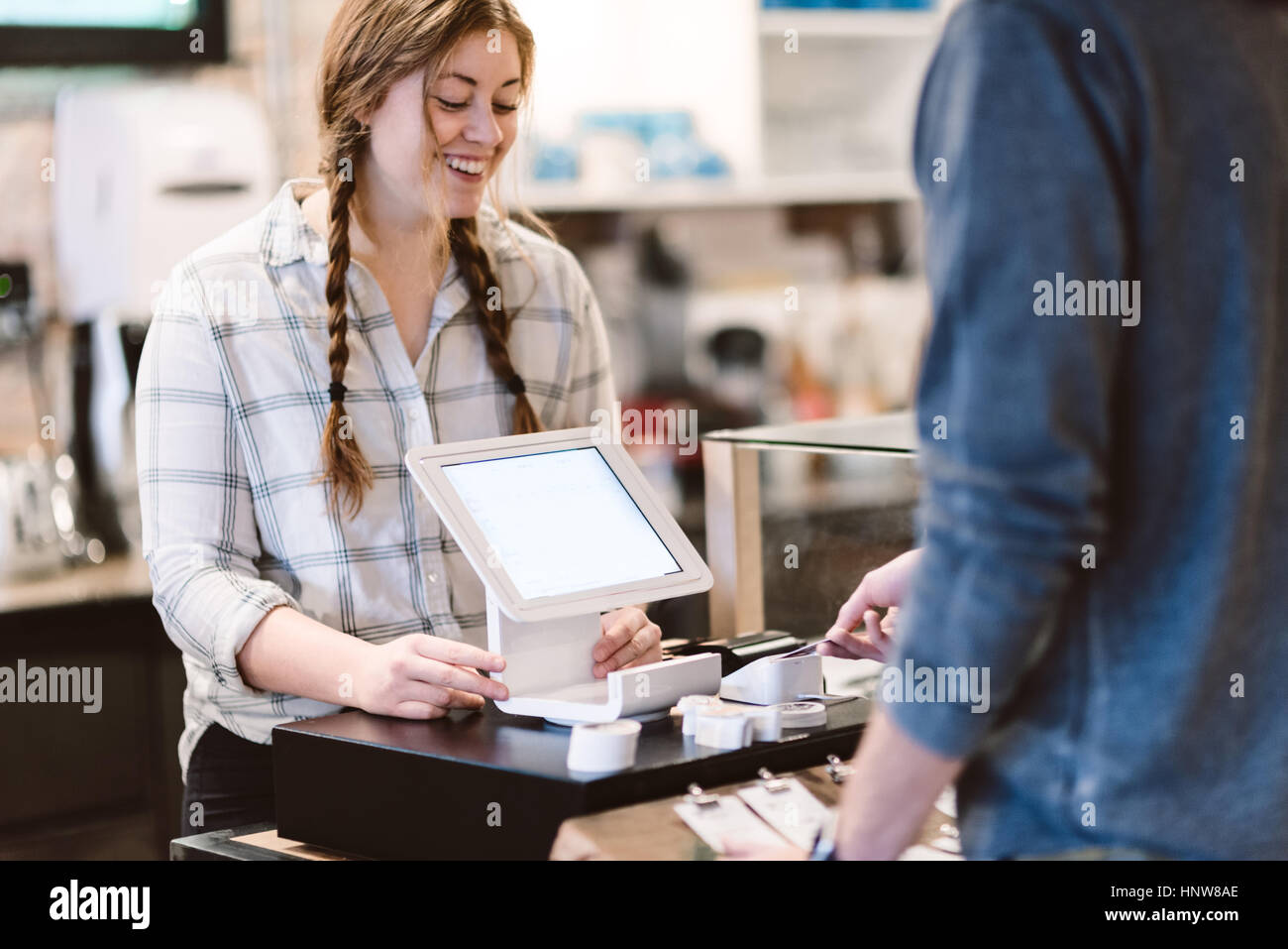 Participation à la caisse au client dans cafe Banque D'Images