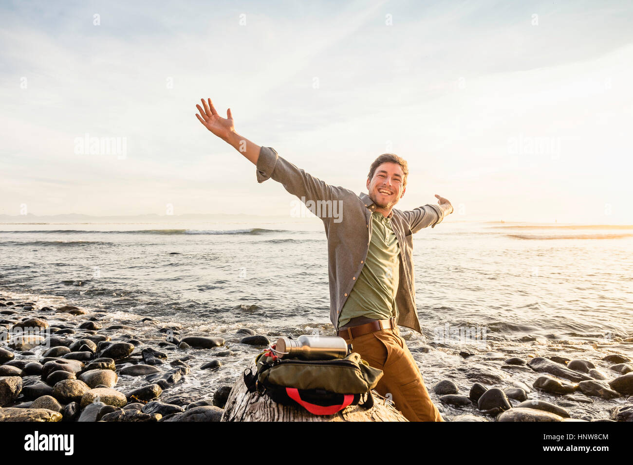 Portrait d'homme heureux sur la plage, dans le parc provincial Juan de Fuca, l'île de Vancouver, Colombie-Britannique, Canada Banque D'Images