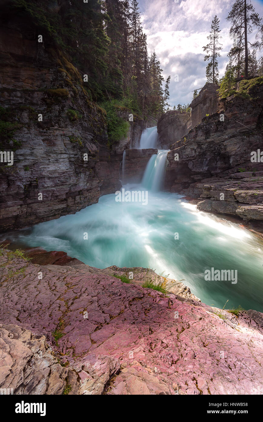 Beau Saint Mary Falls dans le Glacier National Park du Montana Banque D'Images