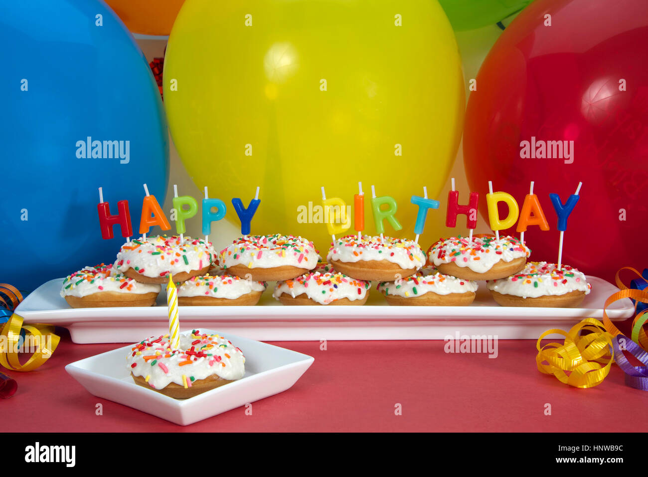 Gateau Donut Miniature Sur Plaque Blanche Avec Joyeux Anniversaire Bougies Un Donut Sur Plaque Carree Unique Avec Une Seule Bougie Bleue Premier Anniversaire Parfait Photo Stock Alamy