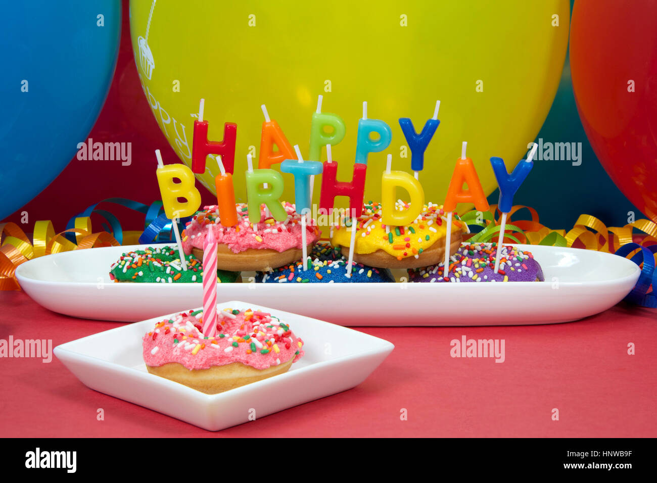 Beignet Miniature Gateau Pour Premiere Fete D Anniversaire Multicolor Donuts Sur Plaque Blanche Avec Joyeux Anniversaire Bougies Un Beigne Givre Bleu Cupcake On Plate Photo Stock Alamy