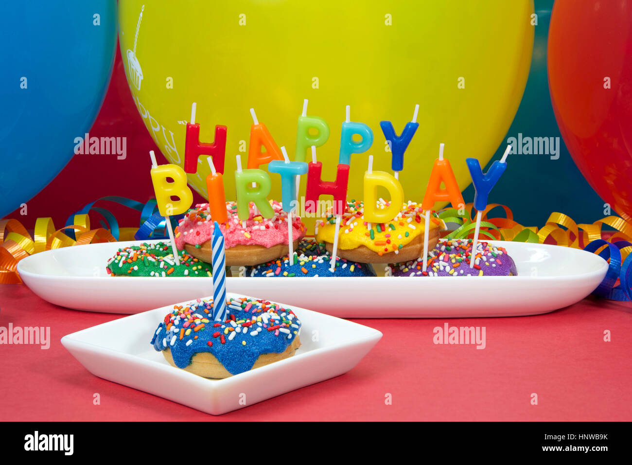Beignet Miniature Gateau Pour Premiere Fete D Anniversaire Multicolor Donuts Sur Plaque Blanche Avec Joyeux Anniversaire Bougies Un Beigne Givre Bleu Cupcake On Plate Photo Stock Alamy Beignet Miniature Gateau Pour Premiere Fete D Anniversaire Multicolor Donuts Sur Plaque Blanche Avec Joyeux Anniversaire Bougies Un Beigne Givre Bleu Cupcake On Plate Photo Stock Alamy