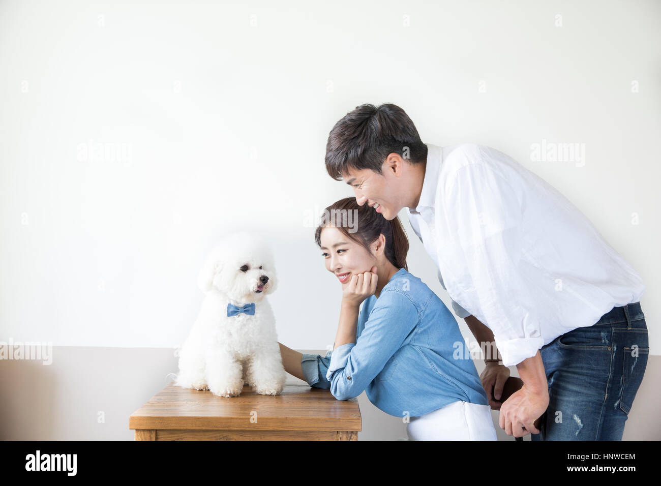 Smiling couple avec Animaux acceptés Banque D'Images