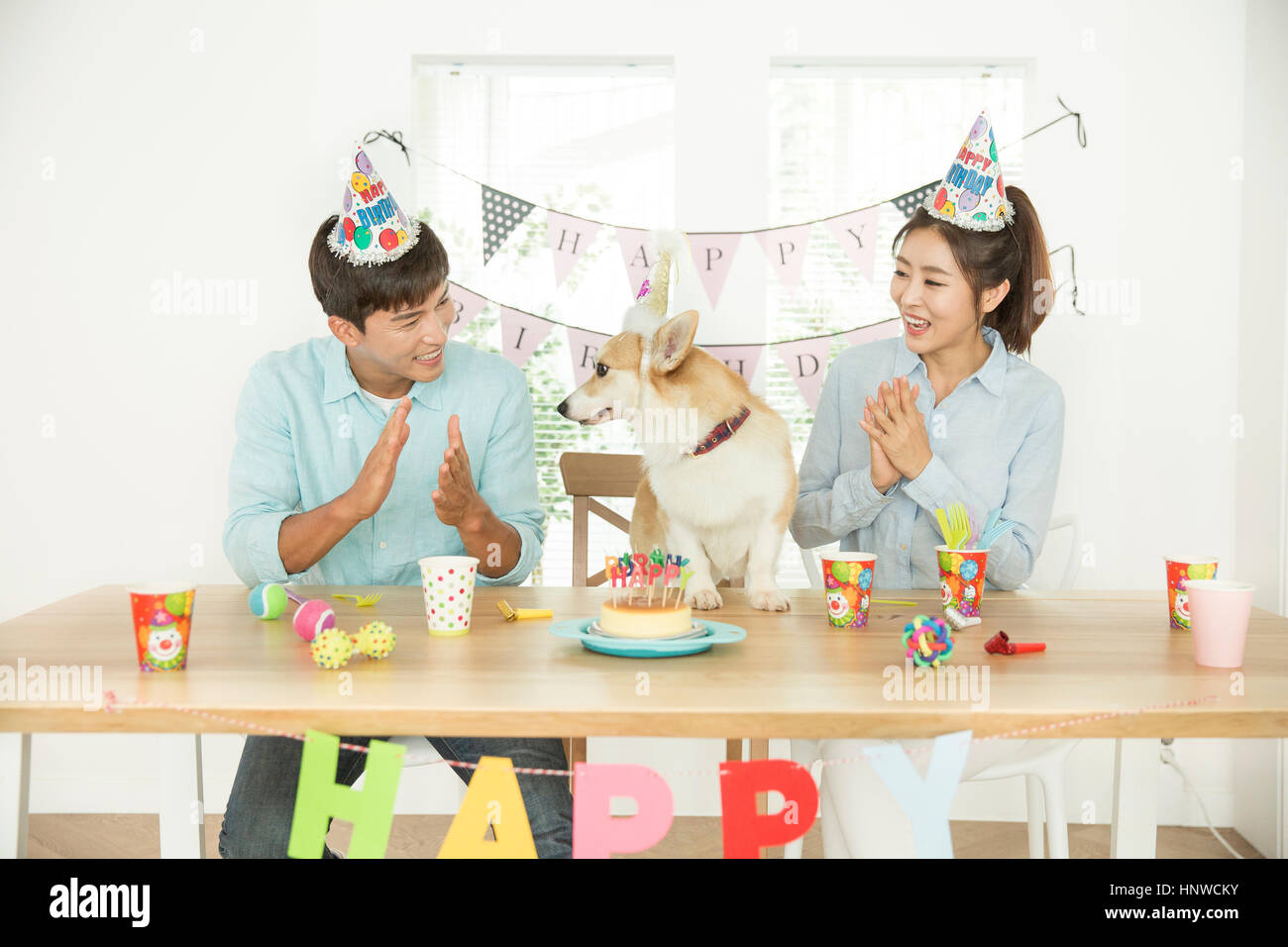 Smiling couple having party avec Animaux acceptés Banque D'Images