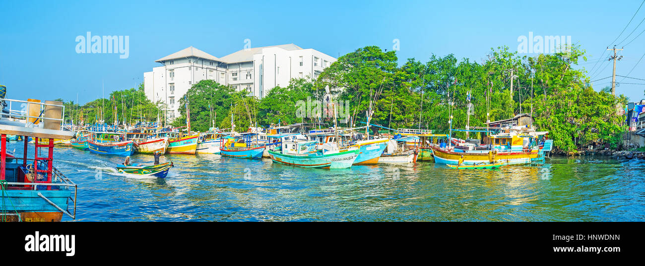 NEGOMBO, SRI LANKA - le 25 novembre 2016 : Panorama du lagon avec de nombreux bateaux de pêche, amarré au port, le 25 novembre à Negombo. Banque D'Images