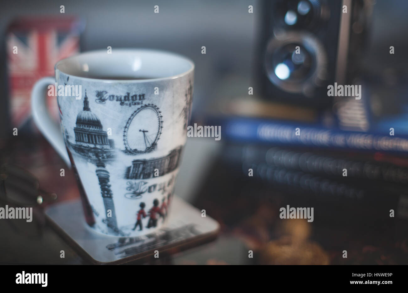 Image horizontale thème londres mug avec des livres et du film en arrière-plan de l'appareil photo Banque D'Images