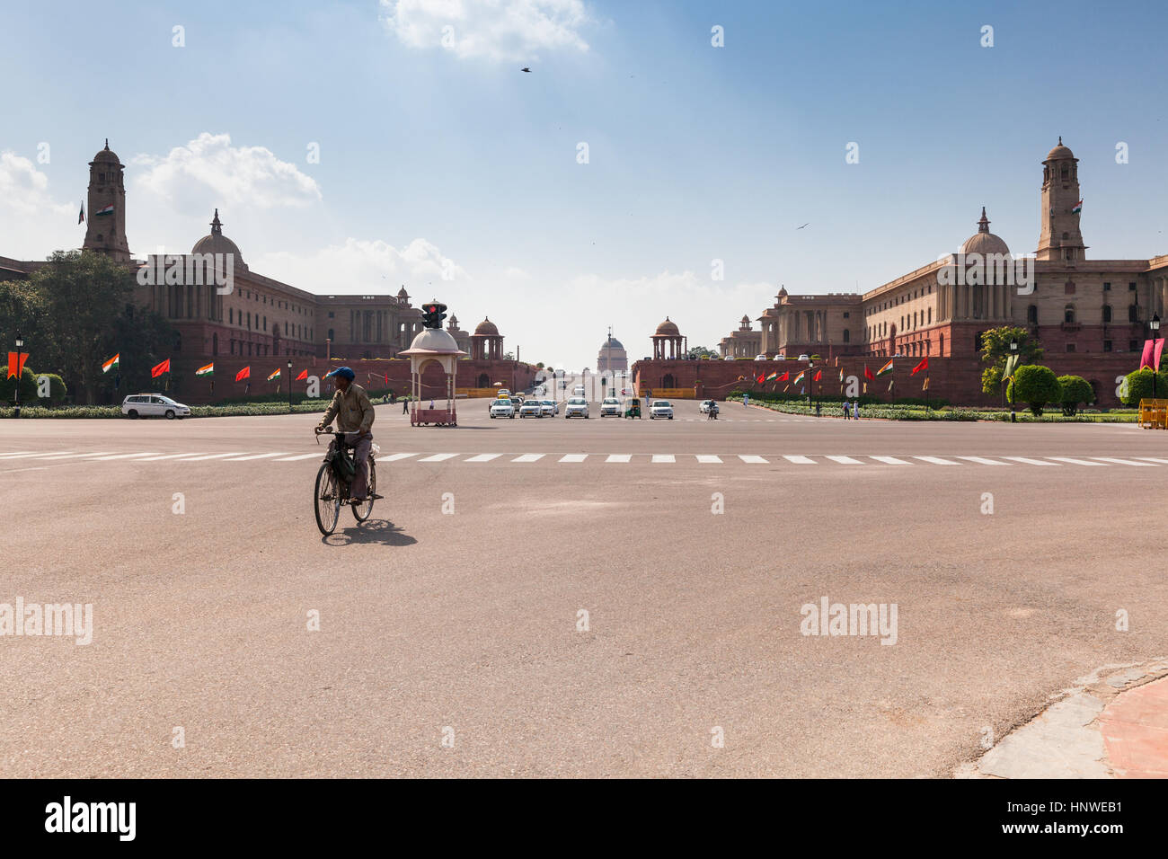 Delhi, Inde - 17 septembre 2014 : Indian man riding le vélo devant les bâtiments du gouvernement de Delhi le 17 septembre 2014, Delhi, Inde. Banque D'Images