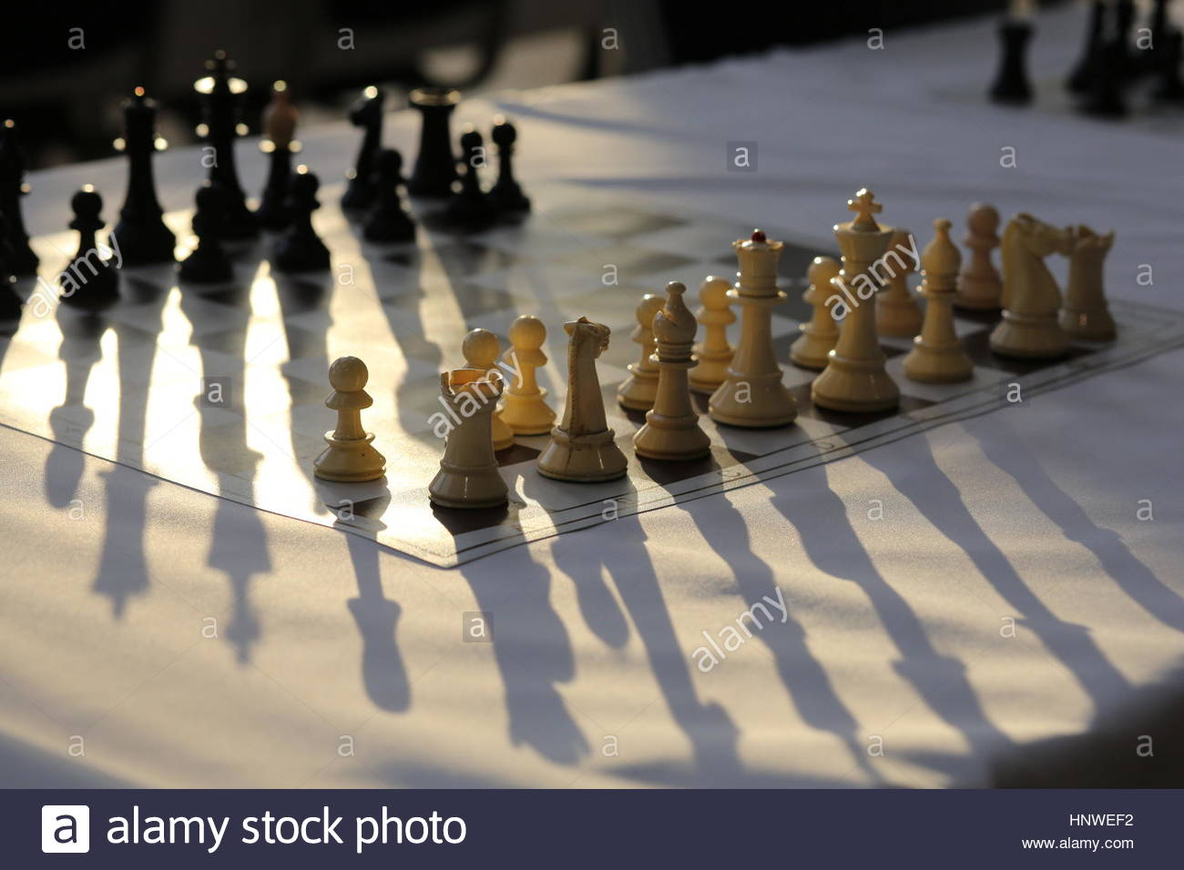 Un jeu d'échecs sur une table avant une compétition avec chiffres blancs en premier plan Banque D'Images