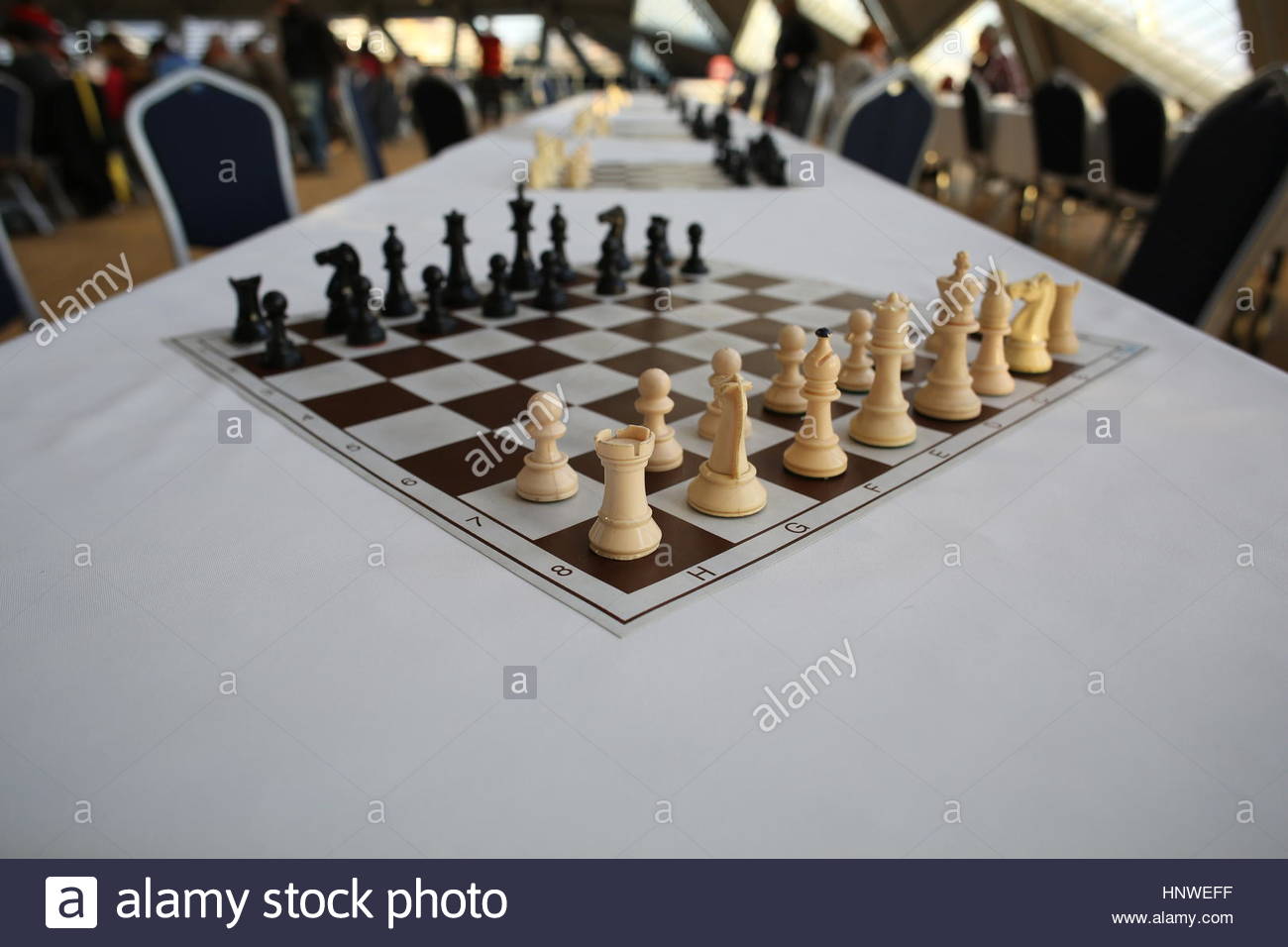 Un jeu d'échecs sur une table avant une compétition avec chiffres blancs en premier plan Banque D'Images