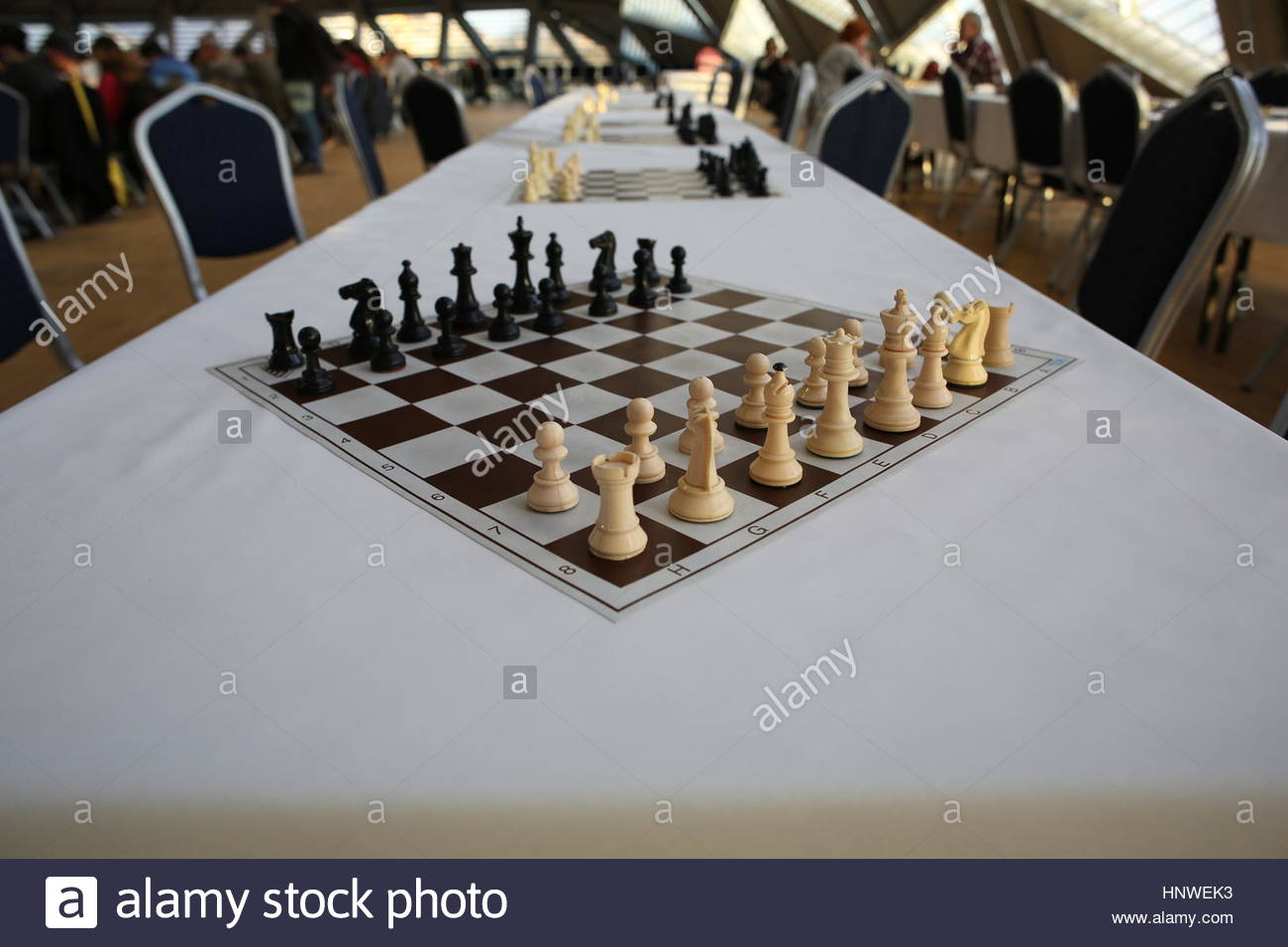Un jeu d'échecs sur une table avant une compétition avec chiffres blancs en premier plan Banque D'Images