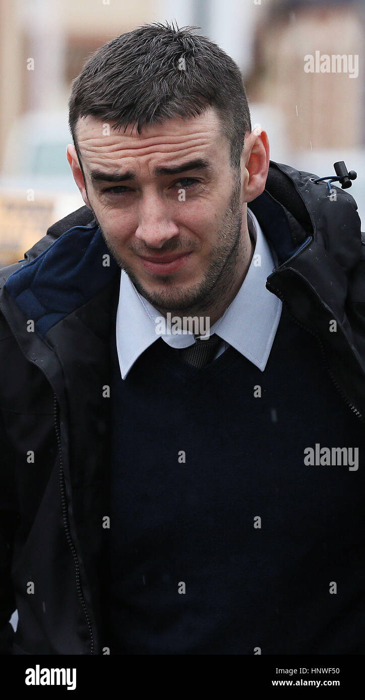 Eamon Bradley, 28 ans, de Londonderry, qui est accusé de terrorisme lié à la guerre civile en Syrie, en arrivant à la Cour de la Couronne de la ville où il nie six accusations, y compris la participation à un camp d'entraînement terroriste et de recevoir une formation à l'utilisation d'une grenade. Banque D'Images