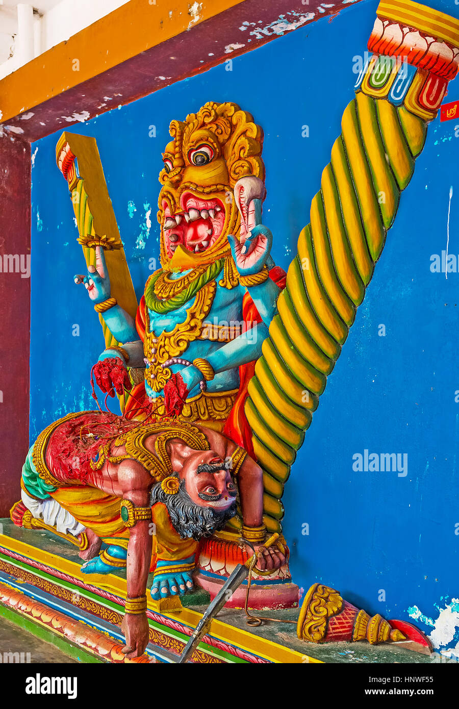 MUNNESWARAM, SRI LANKA - le 25 novembre 2016 : Dieu Vishnu Narasimha dans avatar avec tête de lion et corps humain, tue Hiranyakashipu, Munneswaram Kovil, o Banque D'Images