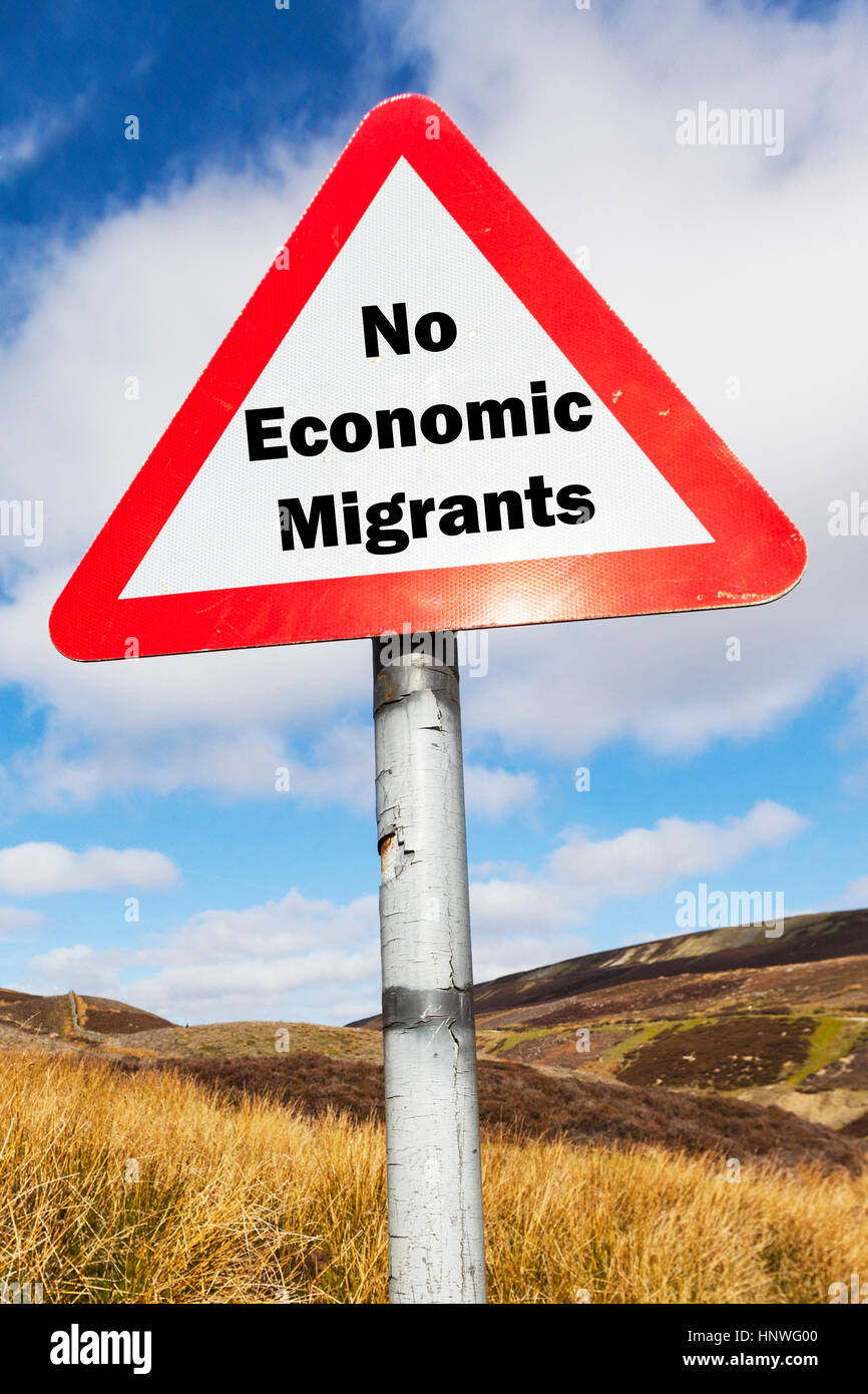 Pas de migrants économiques notion sign UK problème de migration avec les migrants entrant UK d'utiliser gratuitement les services de NHS Banque D'Images