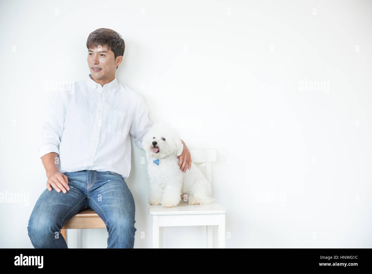 Smiling man petting son chien Banque D'Images