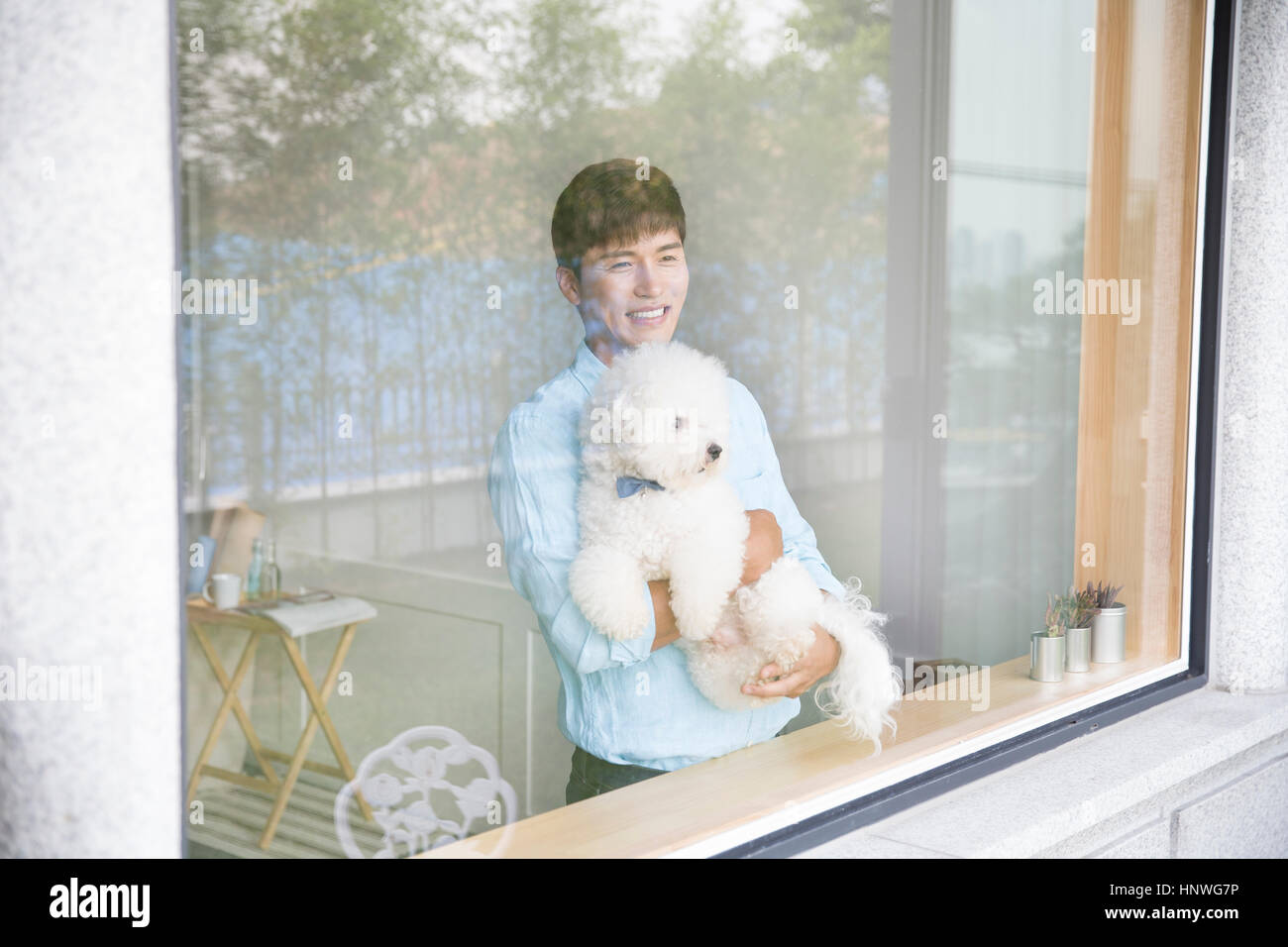 Man hugging un chien de compagnie Banque D'Images