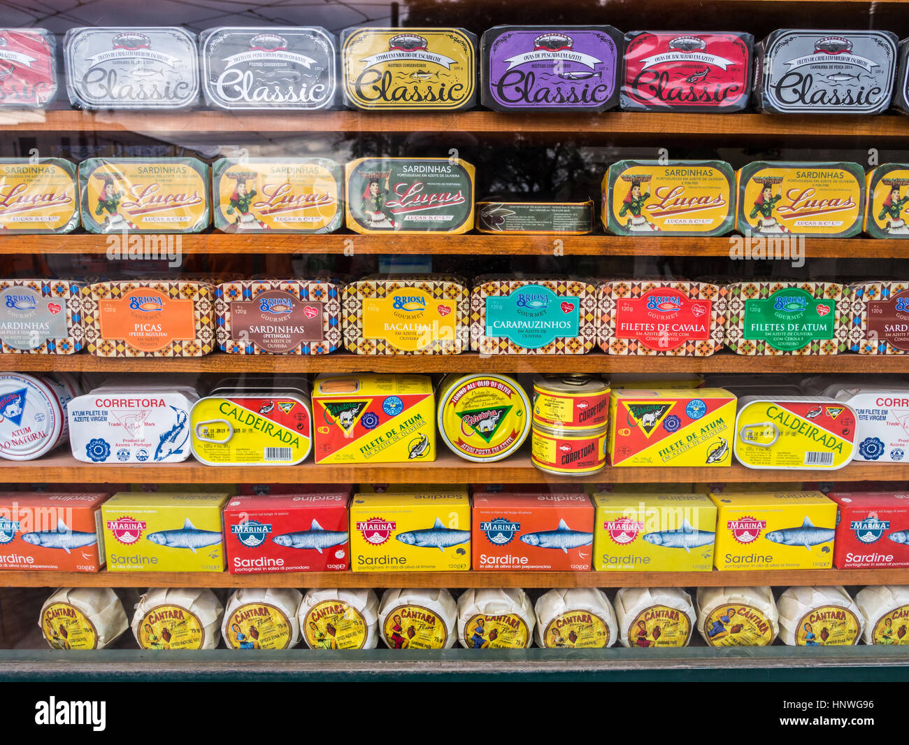 Lisbonne, Portugal - 10 janvier 2017 : différents types de sardines et d'autres produits typiquement portugais vendus dans la vieille ville de Lisbonne. Banque D'Images