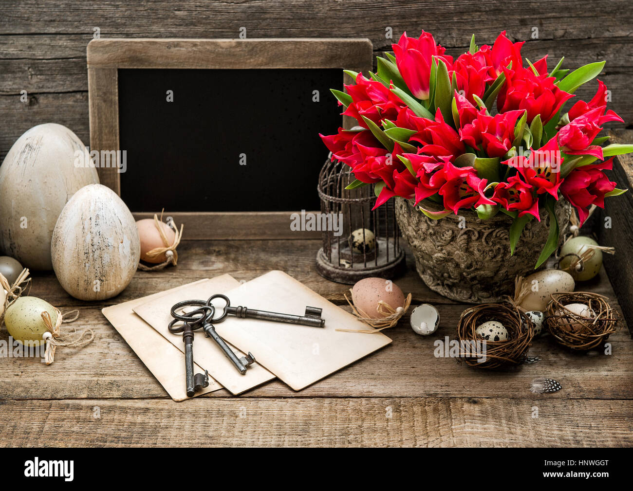 Décoration de Pâques avec des oeufs et de jacinthes roses. Tableau Vintage Banque D'Images