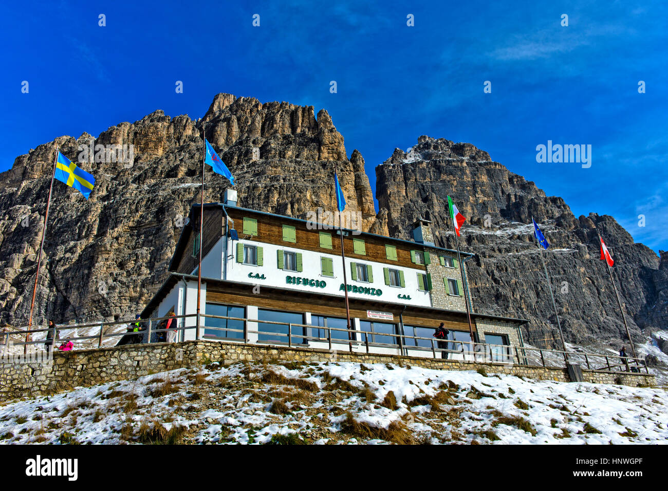 Refuge de montagne Rifugio Auronzo sous les trois sommets de montagnes, Dolomites, Tyrol du Sud, l'Alto Adige, Italie Banque D'Images