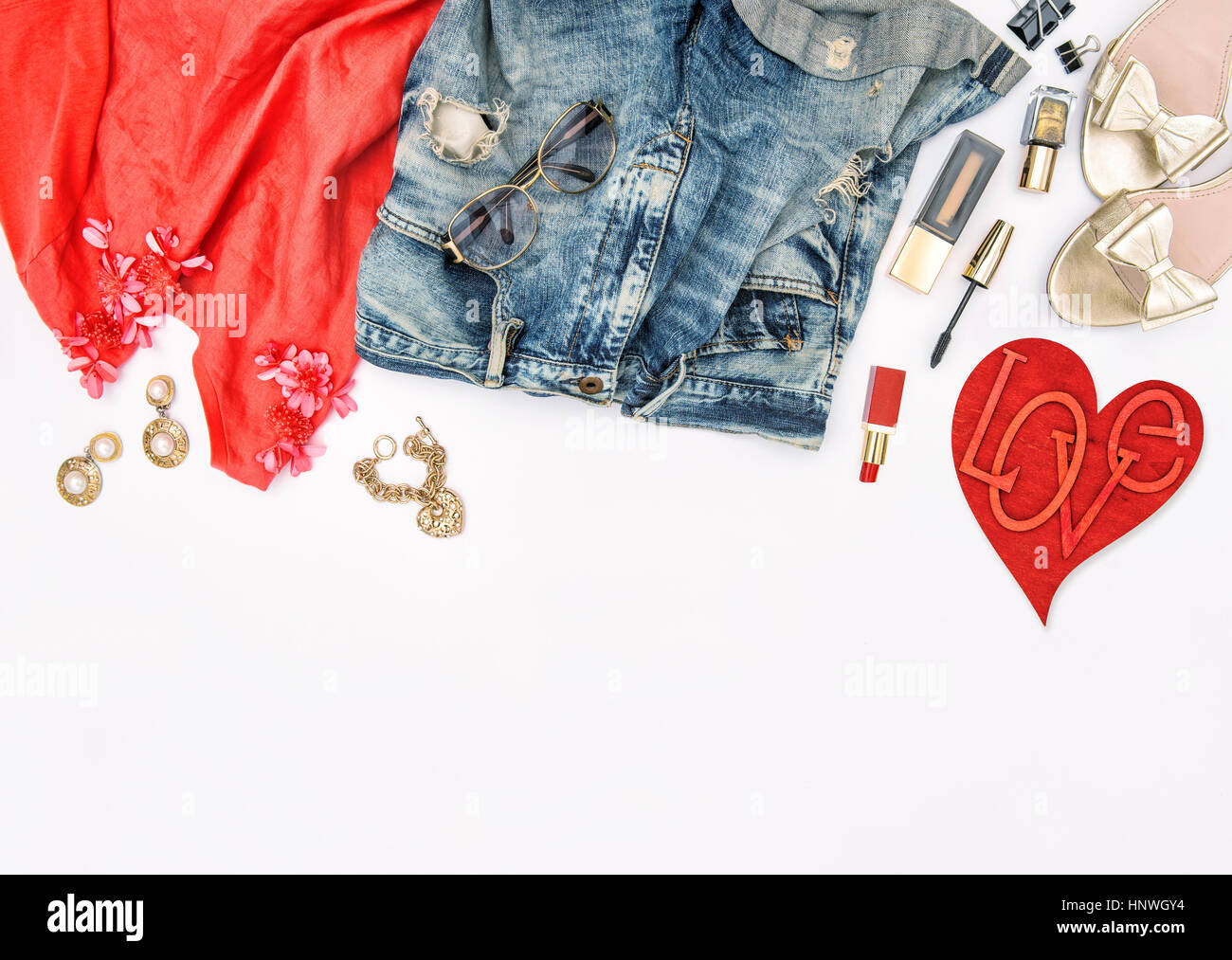 Valentines Day concept. Accessoires de Mode, Cosmétiques, bijoux, chaussures. En-tête de héros pour le féminin site web, blogueurs, médias sociaux Banque D'Images