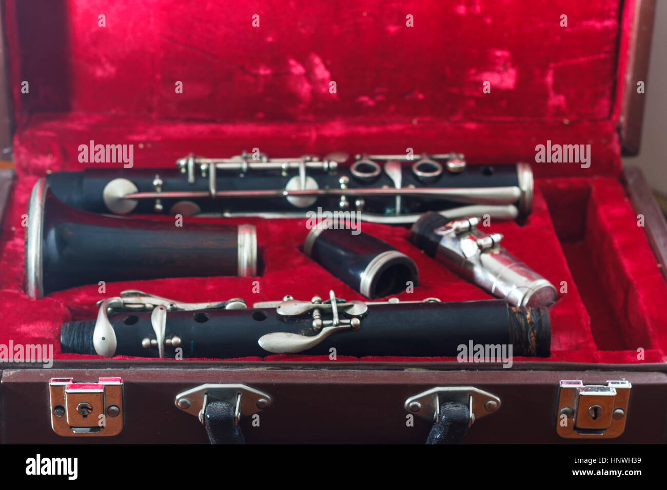 La clarinette, instrument à vent, démonté et placé dans le cas Banque D'Images