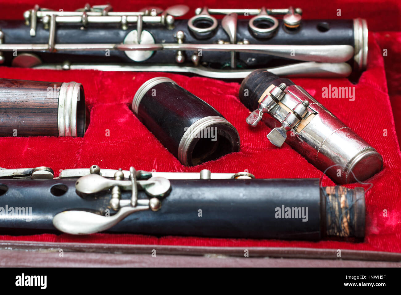 La clarinette, instrument à vent, démonté et placé dans le cas Banque D'Images