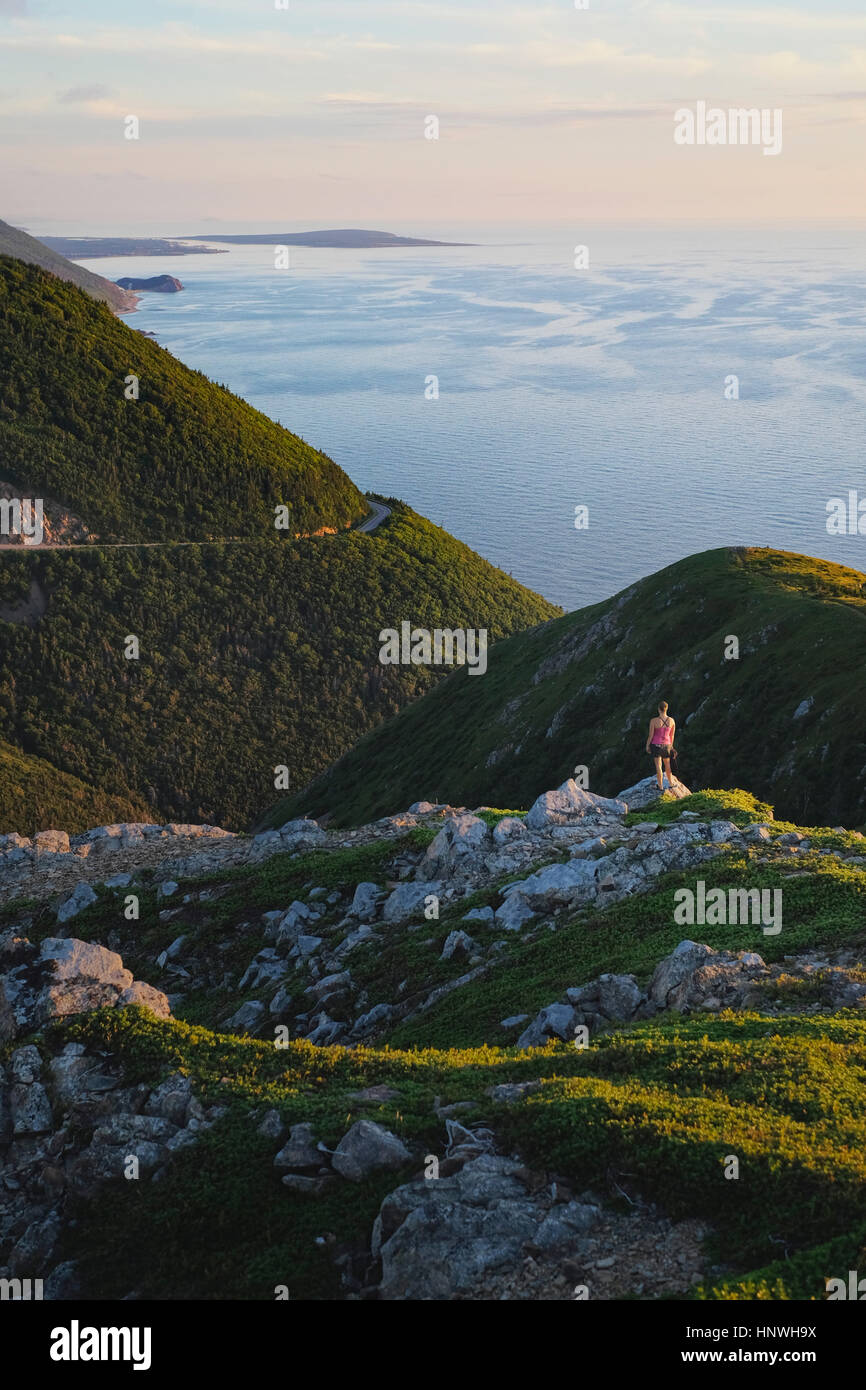 Randonneur sur piton rocheux, l'île du Cap-Breton, Nouvelle-Écosse, Canada Banque D'Images