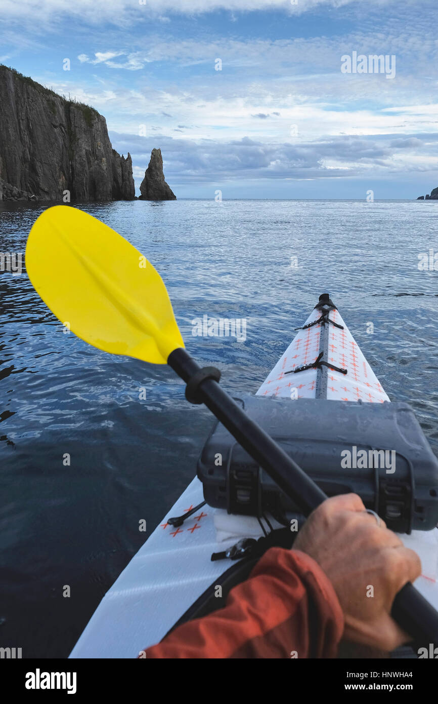 Point de vue image de la kayakiste kayak de mer, Trinity Bay, Terre-Neuve, Canada Banque D'Images