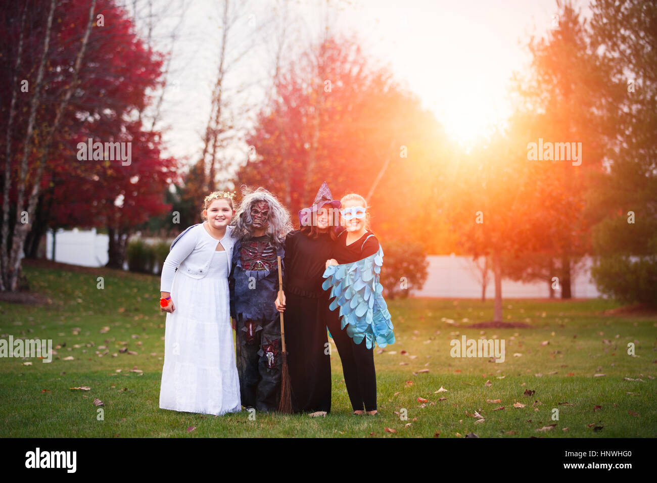 Groupe d'amis dans Halloween costumes Banque D'Images