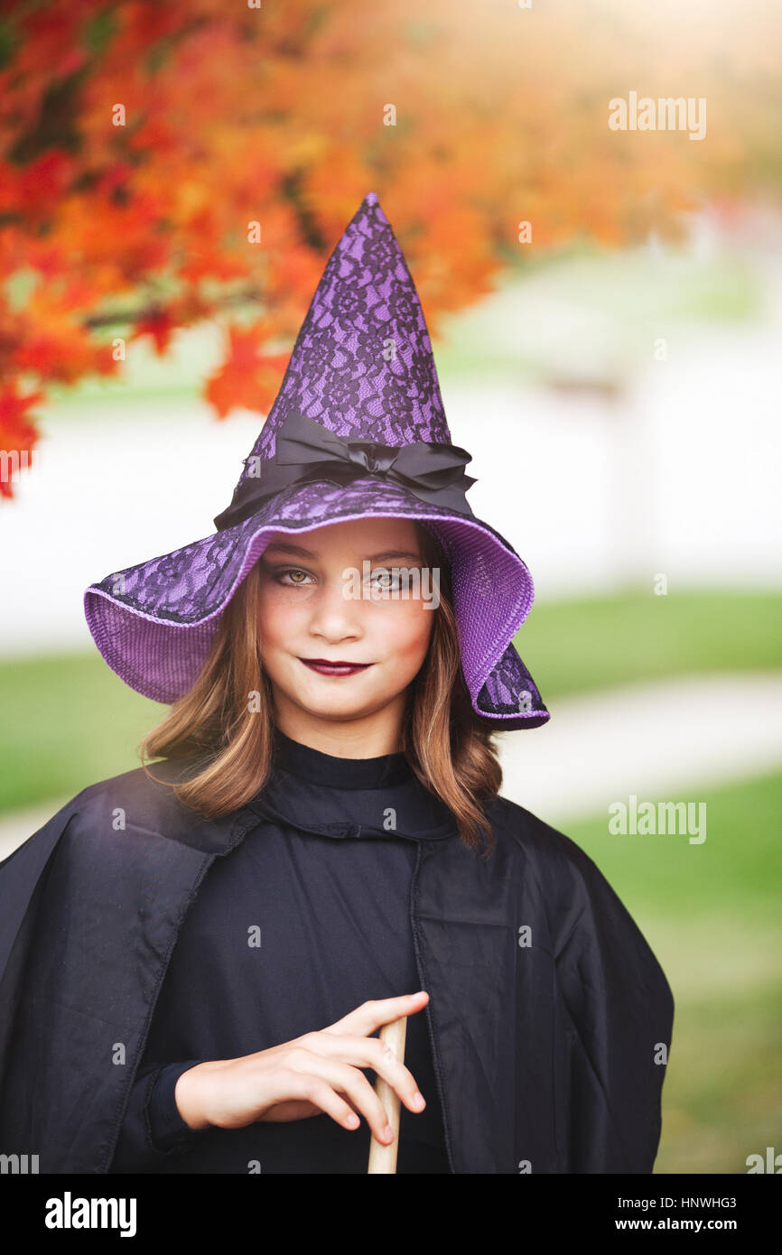 Fille habillé en sorcière pour Halloween Banque D'Images