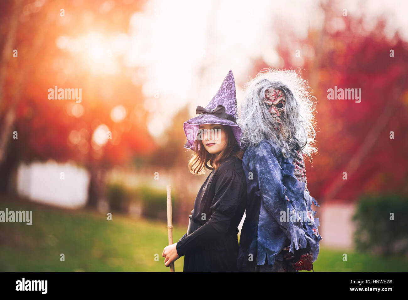 Les amis déguisés en sorcière et zombie Banque D'Images