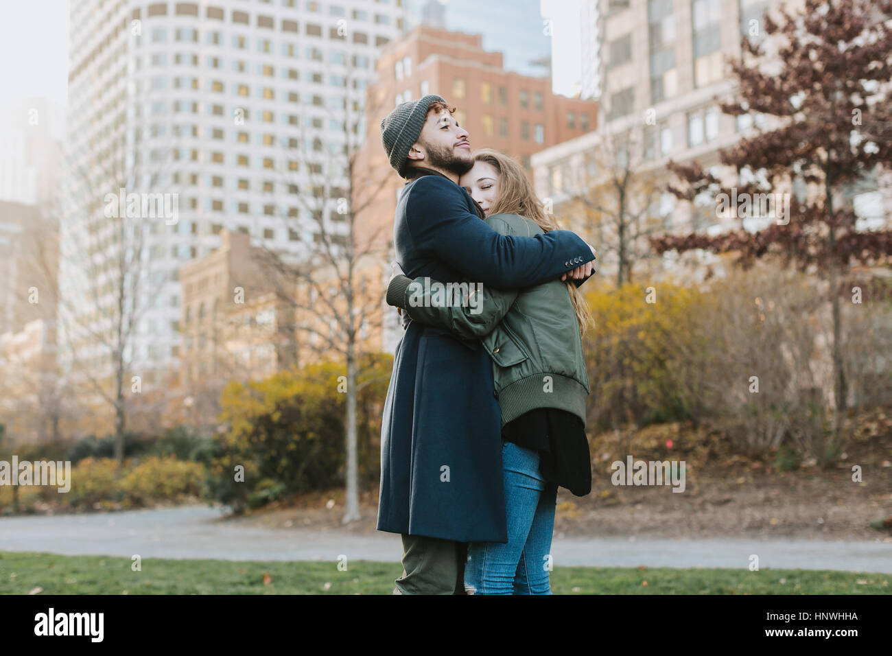 Jeune couple hugging in park, Boston, Massachusetts, USA Banque D'Images