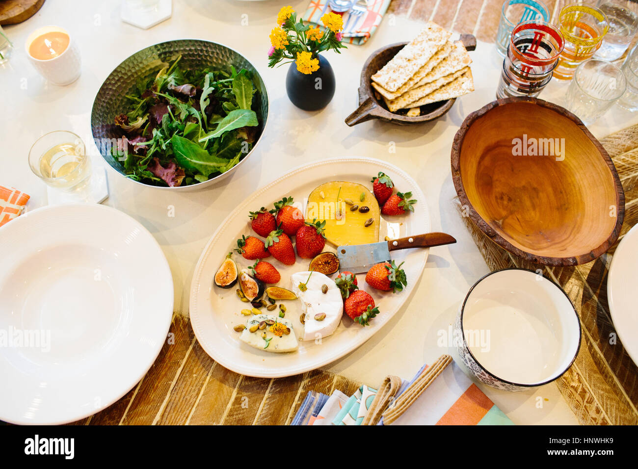 Assiette de fromages, salade, craquelins sur table à manger Banque D'Images