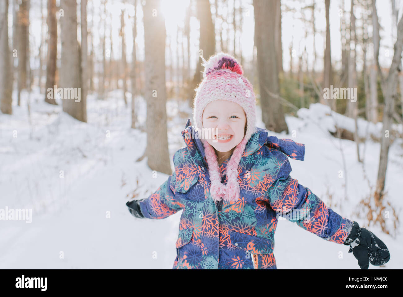 Girl jouent dans la neige, Peterborough (Ontario) Banque D'Images