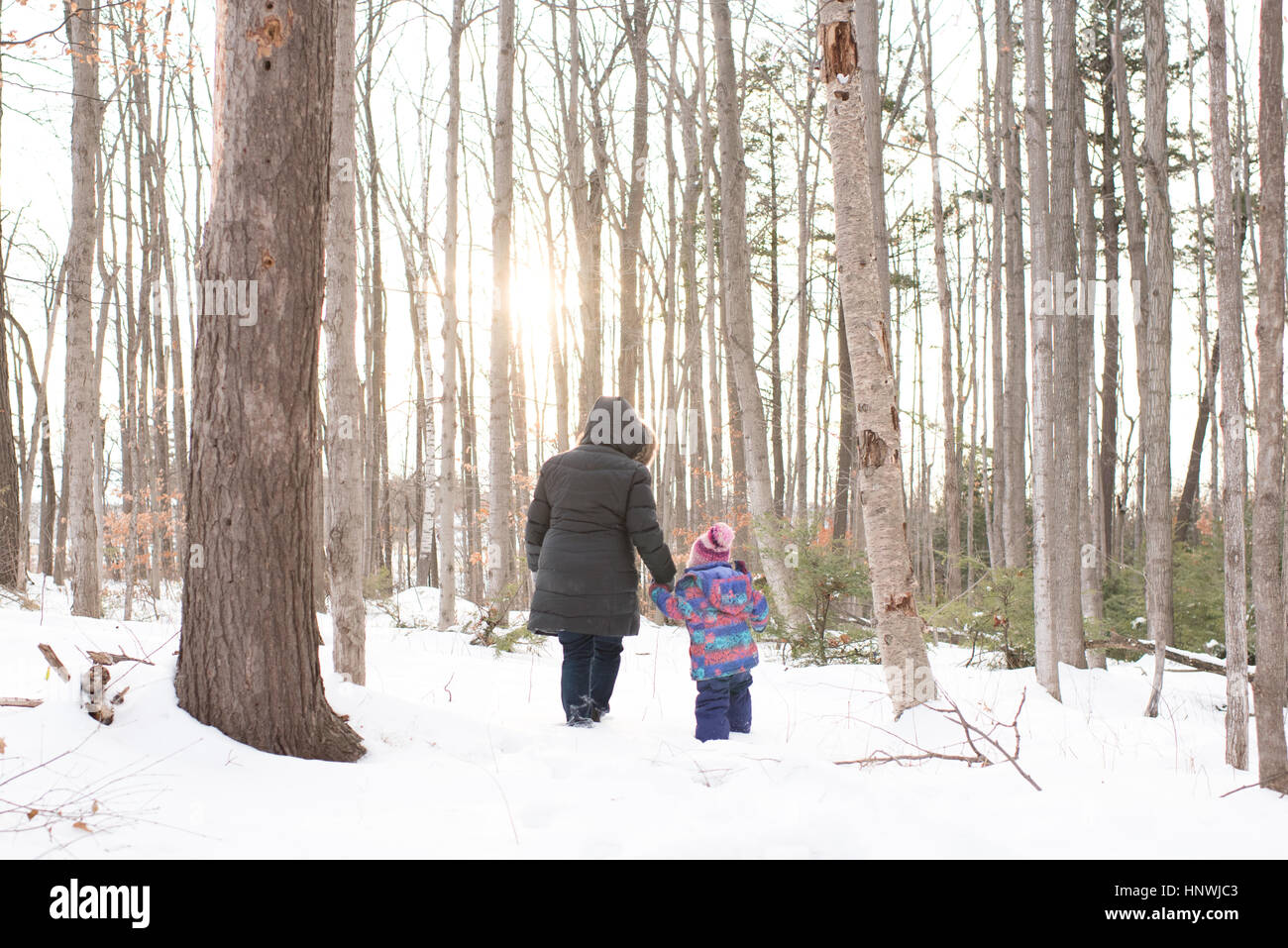 Mère et fille marcher dans la neige, Peterborough (Ontario) Banque D'Images