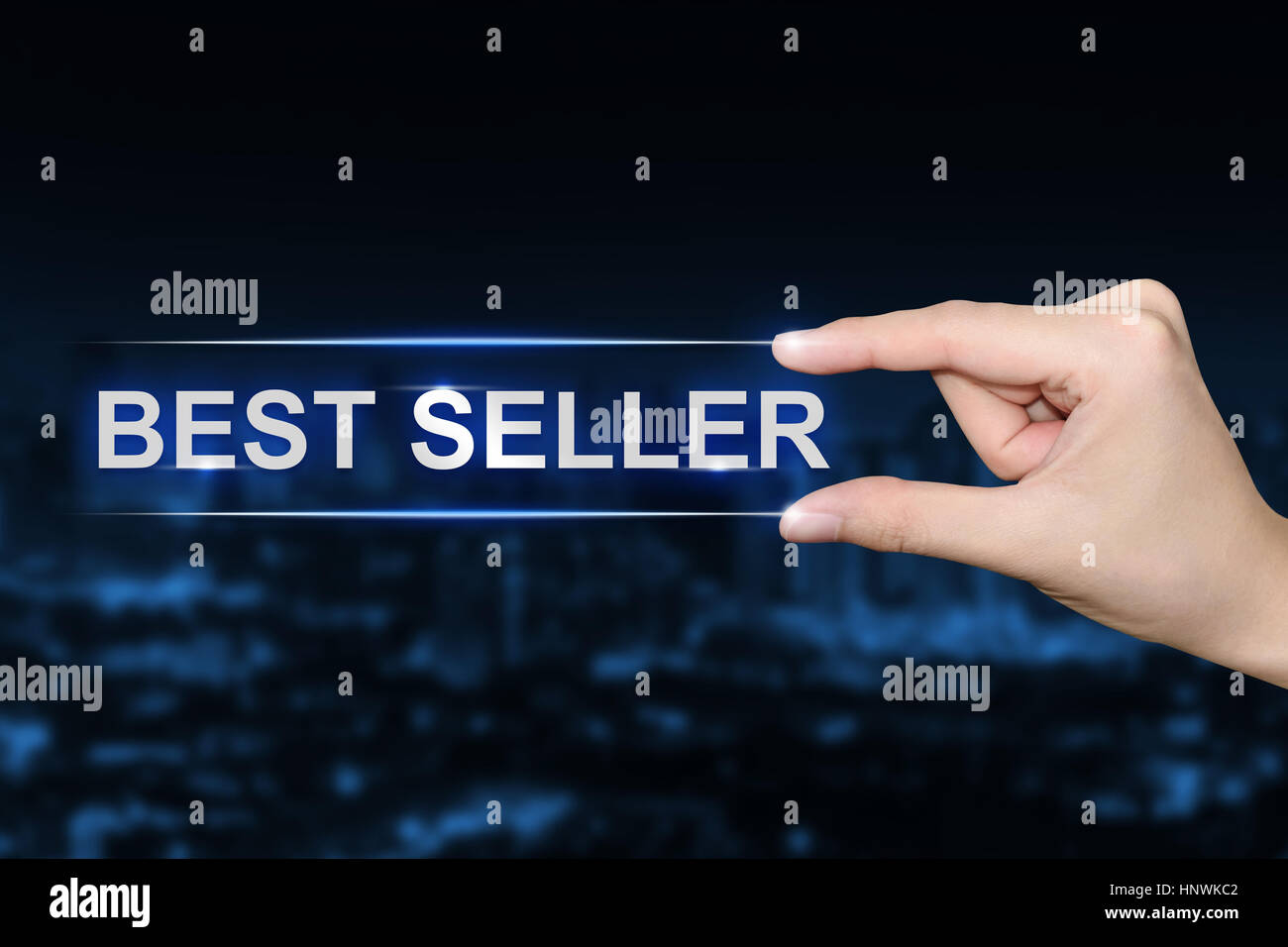 En poussant le bouton main best seller sur fond bleu trouble Banque D'Images