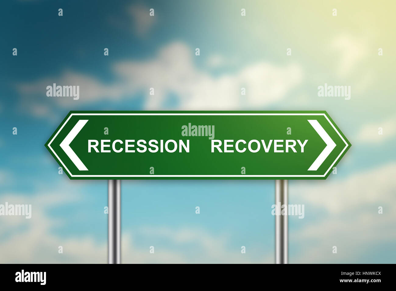 Récession et reprise sur le panneau vert brouillé avec ciel bleu, sombre et lumineux concept côté Banque D'Images