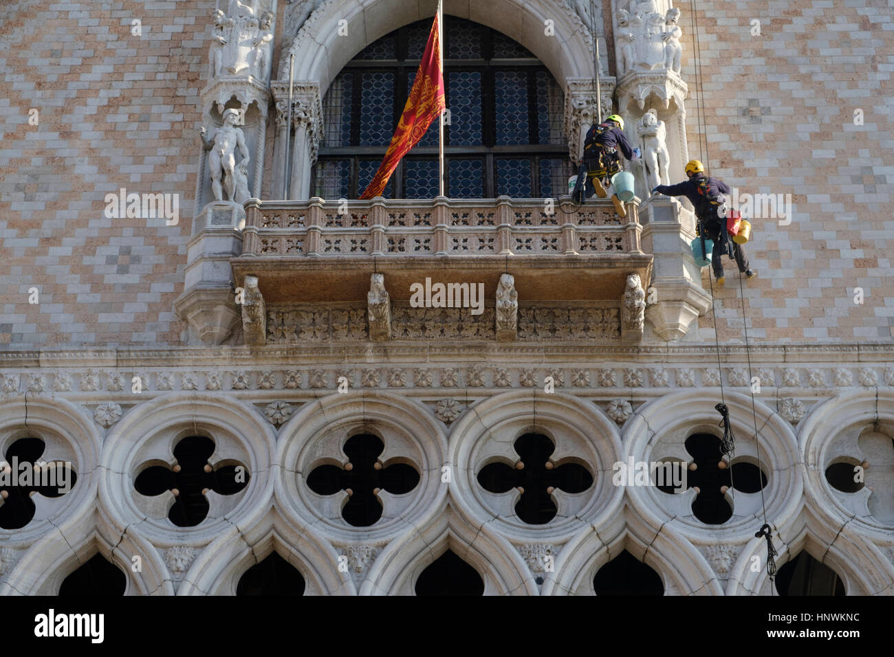 La descente en rappel travailleurs effectuant des travaux de maintenance sur le palais des Doges, la Place Saint Marc, Venise, Italie Banque D'Images