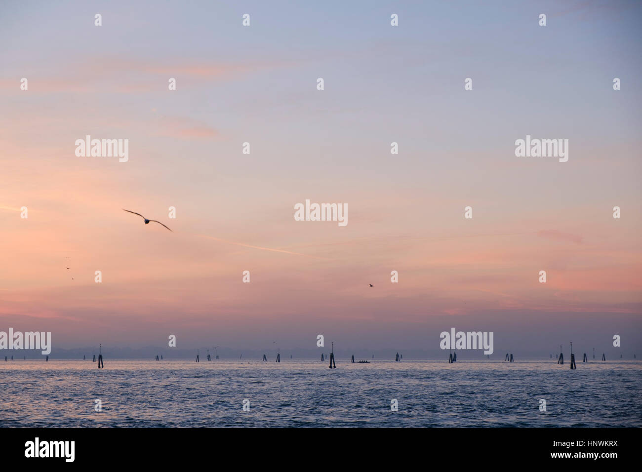 Vue sur la lagune à la tombée de la nuit. Venise, Italie Banque D'Images