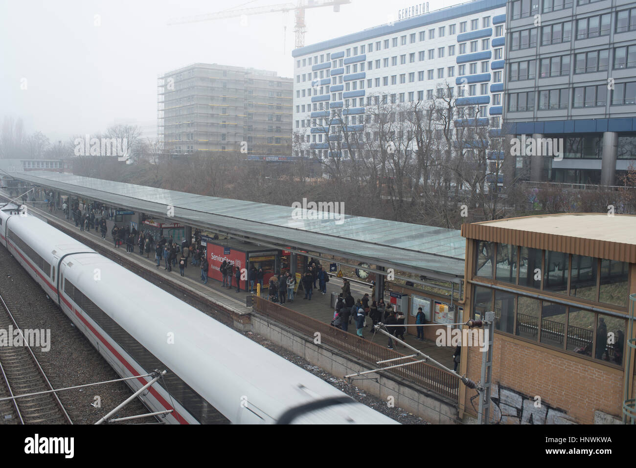 Jour brumeux et train berlin sbahn Banque D'Images