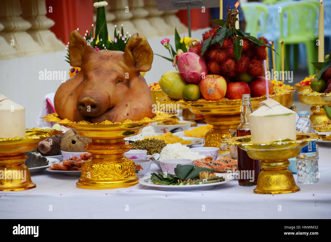 Sacrifice avec la tête de porcs et de tradition des fruits pour Dieu Banque D'Images