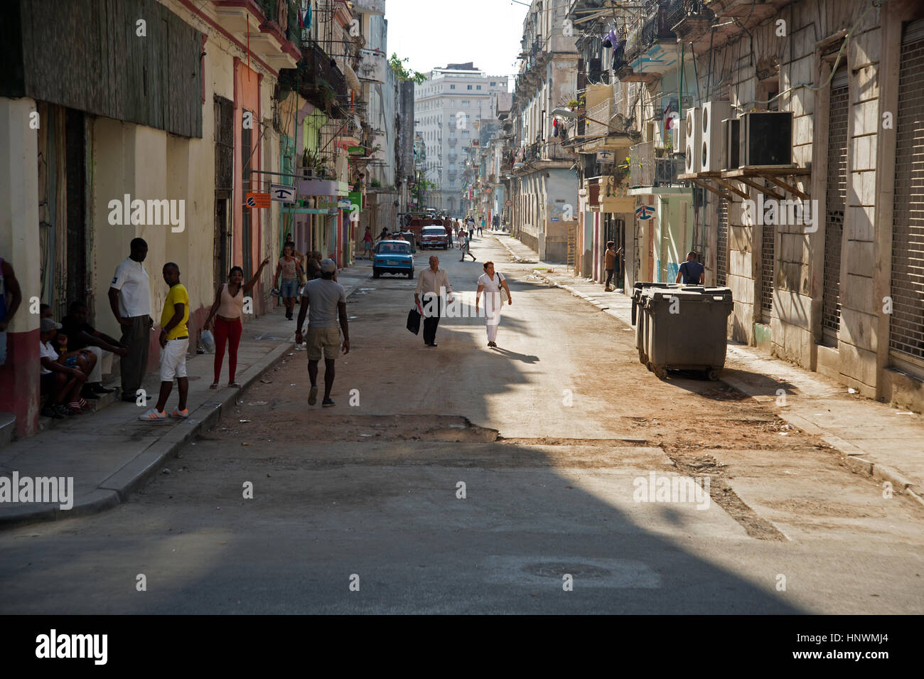 En regardant la vie de la rue au centre-ville de Centro Havana du Prado à La Havane Cuba Banque D'Images