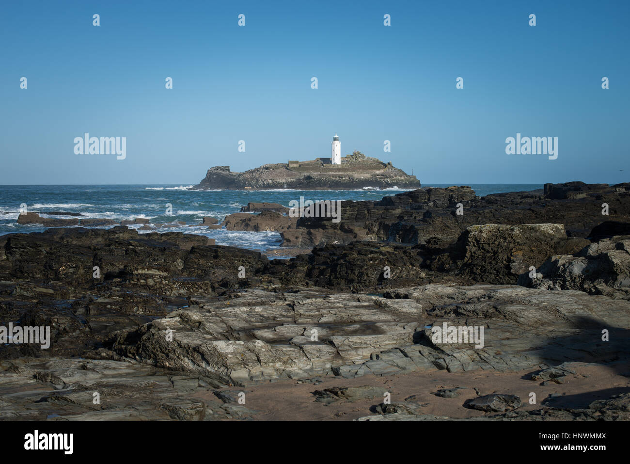 Godrevy Lighthouse, un phare blanc sur une petite île au large de la côte de Cornouailles près de St Ives, UK. Banque D'Images