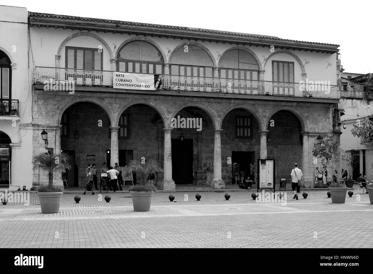 Tribune de l'art contemporain cubain, la Plaza Vieja, La Havane, Cuba Banque D'Images