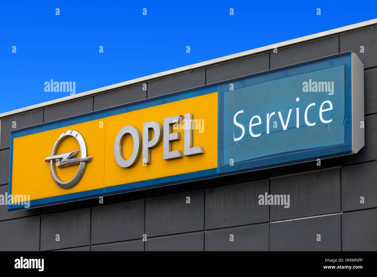 Opel signe en un concessionnaire local. Opel est un constructeur automobile allemand ayant son siège en Allemagne, filiale du groupe américain General Motors. Banque D'Images